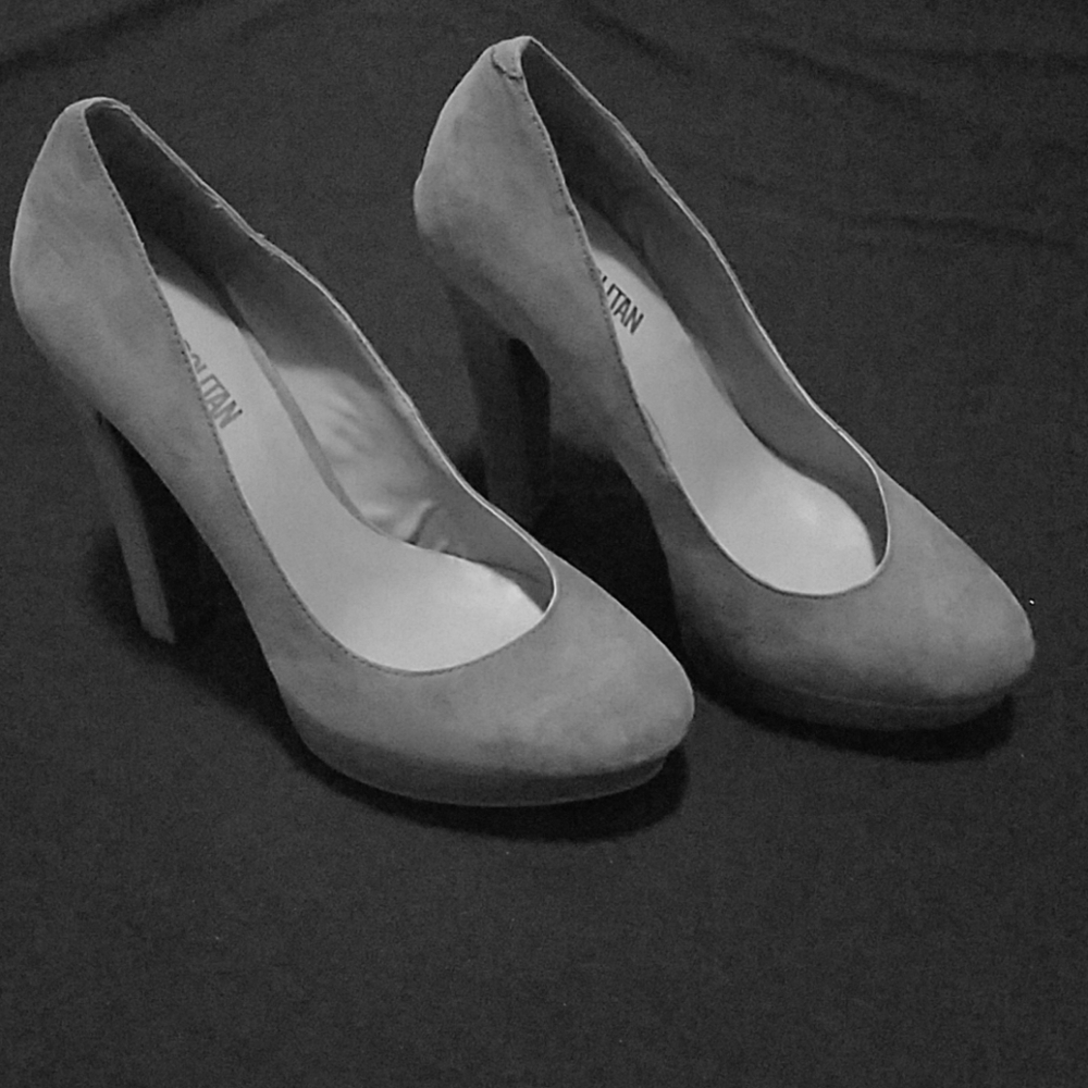 Grey pumps